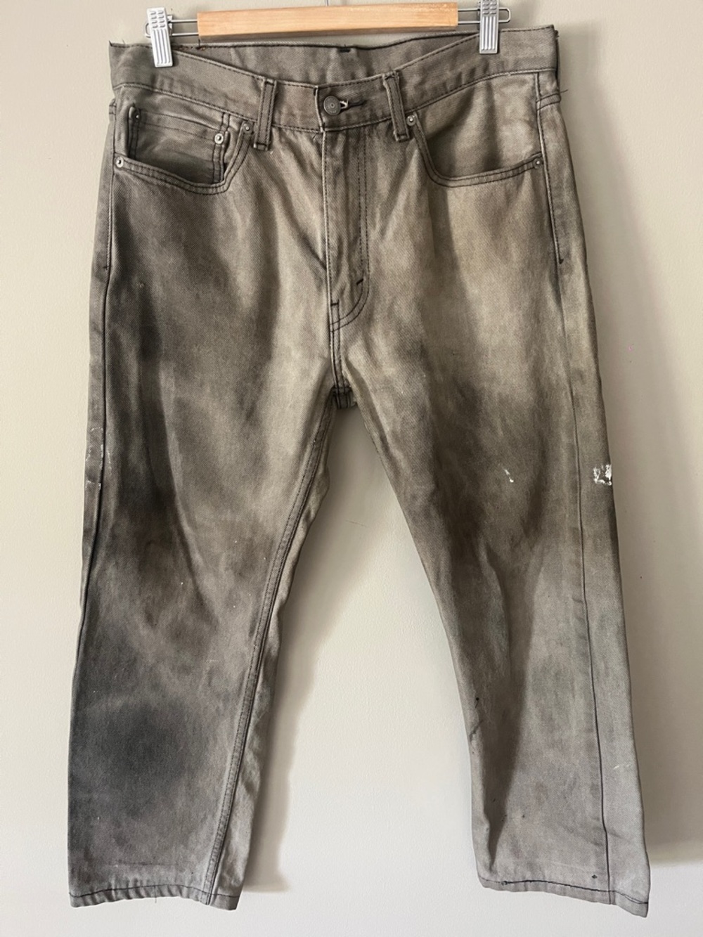 Levi's Straight Jeans in Washed Gray w43 length 32 destroyed distressed fit